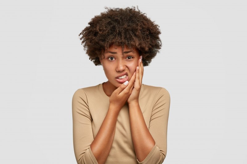 a woman experiencing jaw pain
